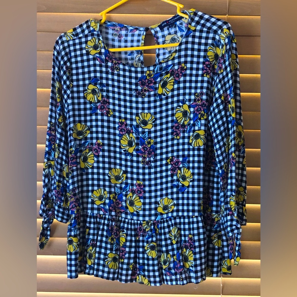 Charming ONE ❤️ CLOTHING. Los Angeles Spring top size Large. NWOT